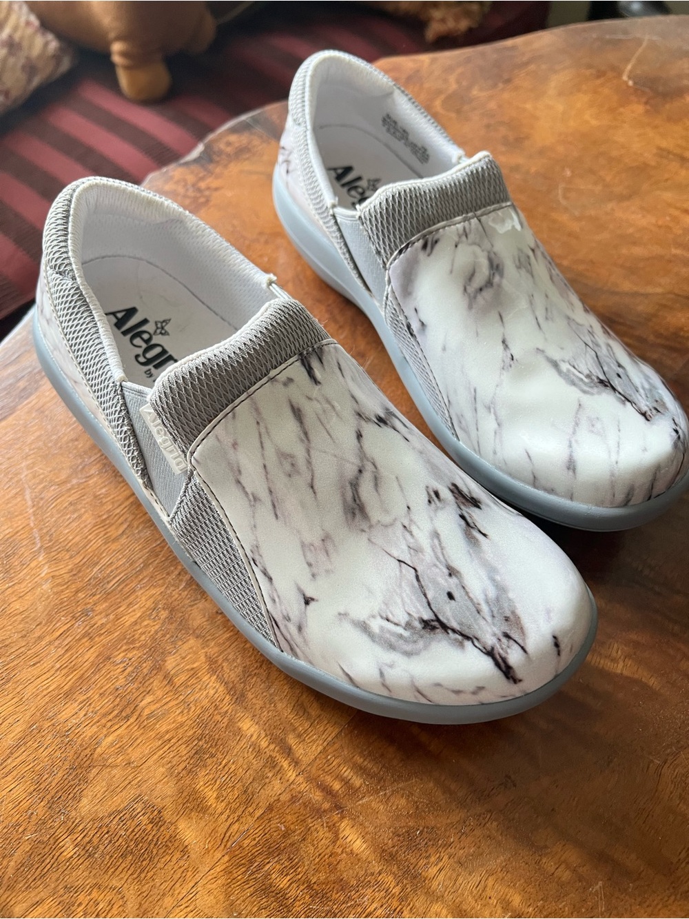 🦋 Alegria Marble-Print Slip-On Clogs in White and Gray size 36  6/6.5